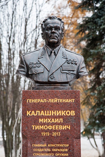 Памятник Михаилу Калашникову открыли в Ижевске