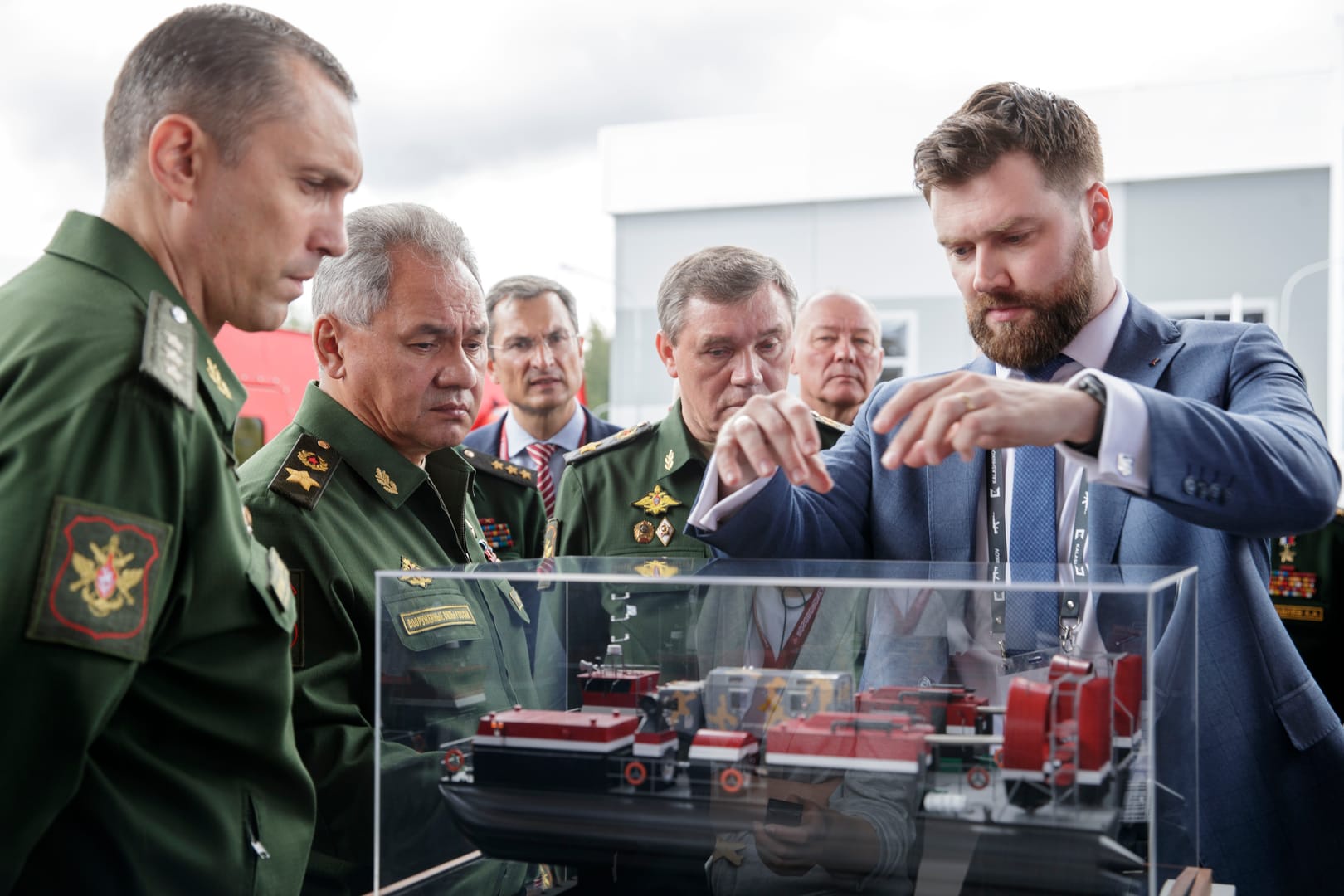 Министр обороны РФ Сергей Шойгу посетил демоцентр «Калашников»