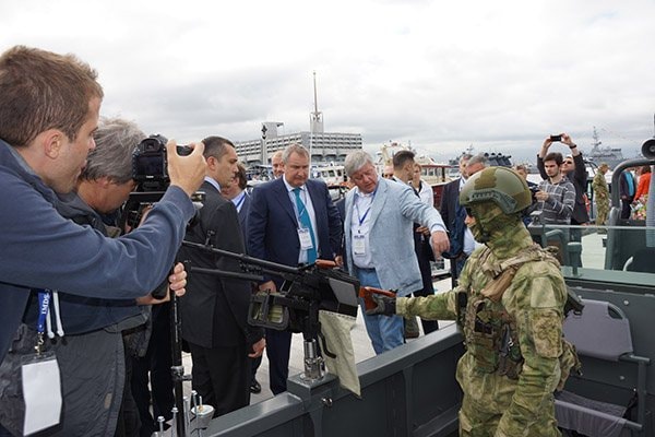 Вице-премьер Дмитрий Рогозин высоко оценил динамические свойства транспортно-десантного катера БК-16 и его современное оснащение