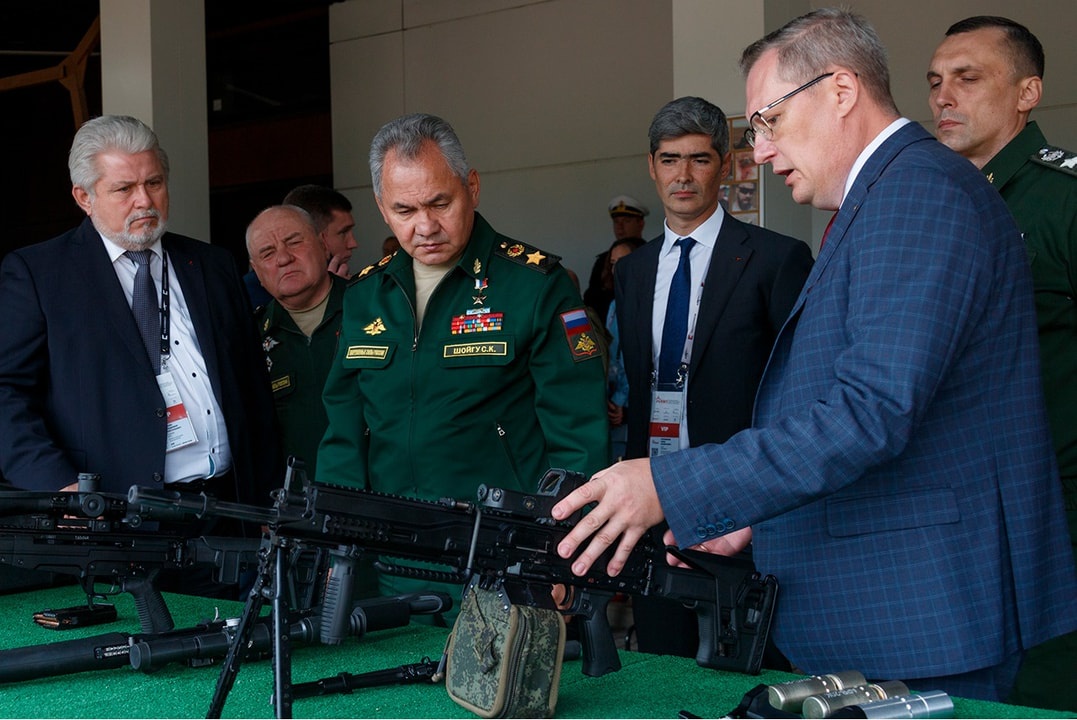 Kalashnikov Group CEO Vladimir Lepin and Chief Designer Sergey Urzhumtsev Present New Designs to Russian Minister of Defense at ARMY 2021